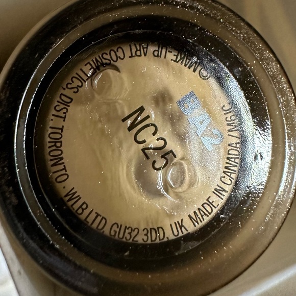 MAC Cosmetics Studio Fix Fluid SPF 15 Foundation NC25 - Picture 14 of 14